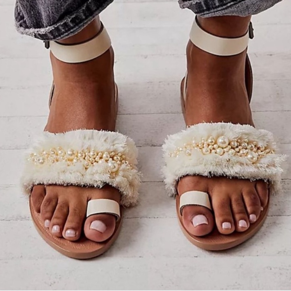 Free People Sun Peaks Embellished Sandals Buckle Closure Ivory EU 39- US 8.5 NEW - Picture 2 of 10